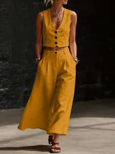 Primo piano dettagliato dell'elegante completo con gilet corto smanicato e pantaloni ampi.
