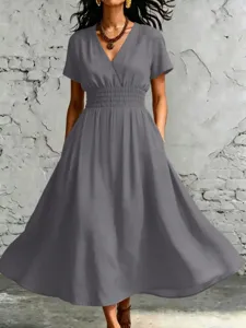 Vista dettagliata abito midi donna estate tinta unita scollo V manica corta vita elastica.