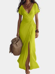 Détail en gros plan de l'élégante robe longue cache-cœur vert lime à col V et fente.
