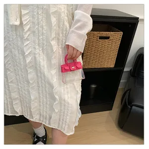 Mini llavero de coche transparente de PVC con detalles en cuero rosa y bonito diseño.