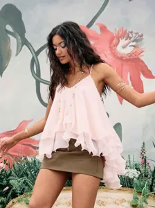 Prachtige roze gelaagde ruche camisole mesh top detail, elegante en gracieuze stijl.