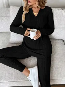 Detalle del conjunto de loungewear acanalado negro de mujer con top de cuello V y pantalón.
