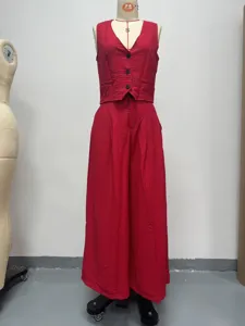 Completo rosso due pezzi con gilet e pantaloni larghi, elegante tuta casual da donna.