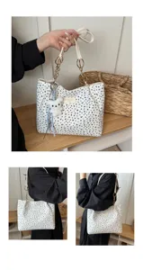 Schicke Blümchen-Stofftasche mit Kettengriffen und süßem Bärenanhänger für Damen Alltag.