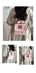 Leuke cartoon beer strik kinderen rugzak detailweergave, roze mode stijlvolle lederen tas.