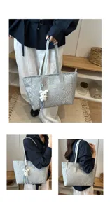 Grand sac cabas épaule argenté élégant et tendance avec joli pendentif ours en peluche pour femmes.