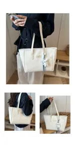 Vue détaillée du grand sac cabas épaule blanc avec charmante peluche pendentif pour usage quotidien
