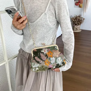 Bolso cruzado elegante de cadena con cierre de beso y bordado floral, bolso vintage chic.