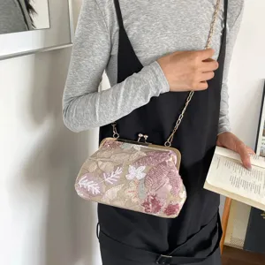Bolso cruzado de cadena bordado con cierre de beso, detalle de bolso de hombro elegante.