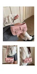 Primo piano della borsa a tracolla retrò rosa con due tasche anteriori e fibbia in metallo.