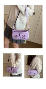 Borsa a spalla retrò viola con tasche frontali e fibbie in metallo, vista dettagliata.