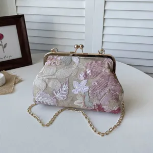 Exquisito bolso cruzado bordado con cierre de beso, motivos florales detallados y cadena.