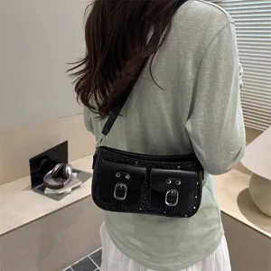 Sac épaule rétro sous les aisselles avec doubles poches et boucles en métal pour femmes.