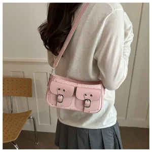 Vue détaillée du sac porté épaule vintage rose avec double poches et boucles métal.