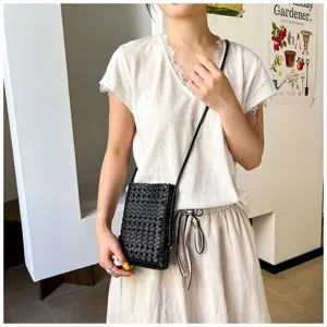 Sac bandoulière mini tressé noir élégant pour femme pochette téléphone été détail vue