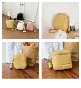 Zaino piccolo in pelle tinta unita e borsa a tracolla con coulisse chic e ciondolo a sfera.