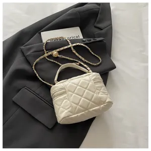 Sac bandoulière matelassé blanc avec chaîne, élégant sac à main tendance pour femmes.
