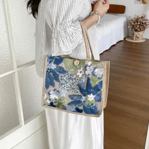Detailansicht der stilvollen blauen Pailletten Blumen Jute Tasche für Damen Sommer.