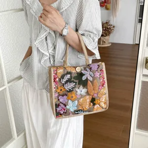 Detailansicht einer stilvollen Jute-Tasche mit bunter Pailletten- und Perlenstickerei.