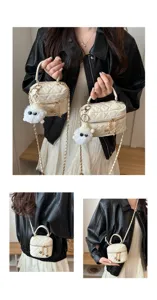Bolso acolchado de cadena para mujer, bolso de hombro pequeño con adorable colgante fantasma.