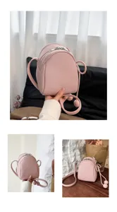 Vista dettagliata del mini zaino rosa che mostra la texture in pelle e la zip.