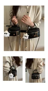 Detalle de bolso cruzado acolchado negro, bolso pequeño elegante con colgante de peluche.