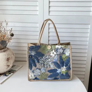 Exquisite Jute-Handtasche mit Paillettenstickerei, Blumenmuster und praktischem Holzknopf.