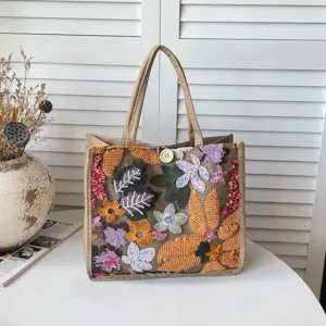 Nahaufnahme einer stylischen Jutetasche mit bunter Pailletten-Blumenstickerei und Knopf.