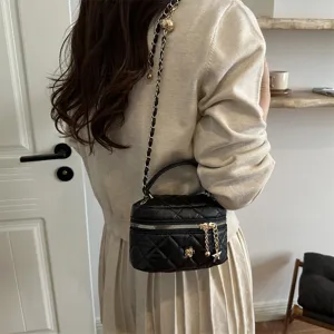 Élégant sac à bandoulière matelassé noir avec chaîne sac fourre-tout chic pour femmes style quotidien