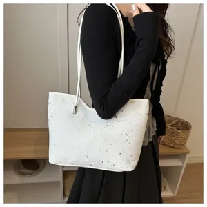 Fashion large shoulder bag for women, trendy star print commuter tote bag for daily use.
