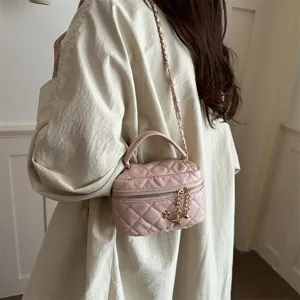 Sac bandoulière matelassé rose avec chaîne, élégant sac fourre-tout aux charmants pendentifs.