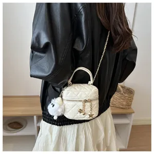 Sac seau matelassé tendance avec bandoulière chaîne et charm peluche pour femmes élégantes.