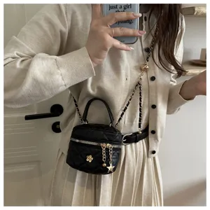 Sac bandoulière noir matelassé avec chaîne, élégant petit sac à main tendance pour femme.