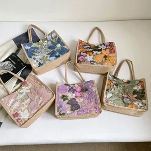 Detailansicht der farbigen paillettenbestickten Jute-Mesh-Tote-Tasche mit Blumenmuster.