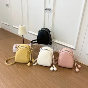 Dettaglio chic di mini zaino multicolore, elegante borsa a tracolla in pelle PU con ciondolo.