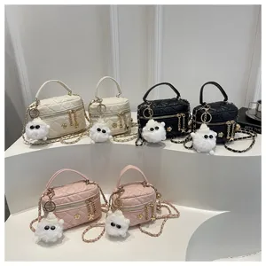 Bolso bandolera acolchado con cadena y colgante de peluche, elegante bolso de cuero sintético.