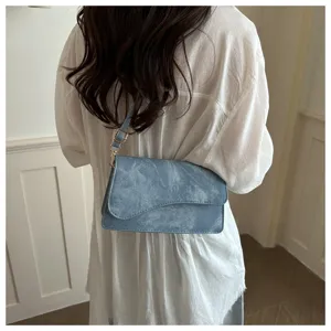 Gedetailleerd overzicht van de denimlook damesschoudertas gedragen, stijlvol en praktisch.