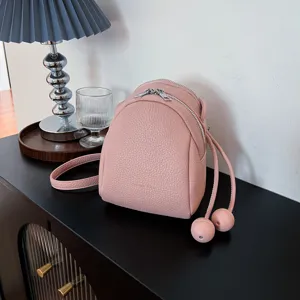 Borsa a Tracolla Casual in Pelle PU da Donna Tendenza Texture Litchi Mini Zaino Con Ciondolo Sfera Nappa Cerniera Borsa Quadrata Quotidiano