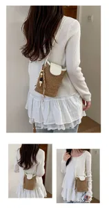 Bolso bandolera tejido elegante con solapa blanca y abalorios para un estilo retro diario.