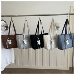 Sac cabas épaule élégante grande capacité avec pendentif ours pour le travail quotidien.