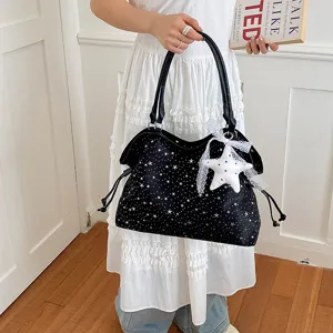 Grosse Kapazitaet schwarze Sternenmuster Tote Schultertasche mit Stern Anhaenger fuer Damen.