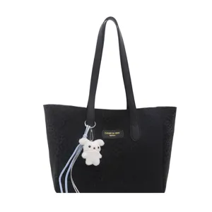 Grand sac cabas épaule noir élégant avec pendentif lapin mignon et design spacieux.