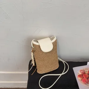 Stijlvolle geweven stro cross-body tas met witte PU leer flap en schattige kralen.