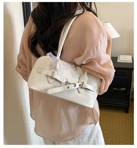Vintage witte schoudertas voor dames, stijlvolle lederen tas met gesp en kanten strik.