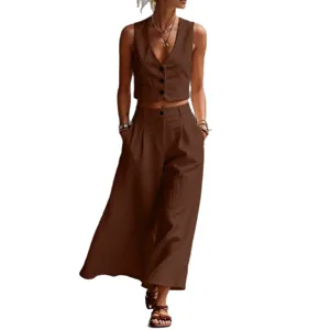 Completo casual da donna composto da gilet corto scollo a V e pantaloni larghi.