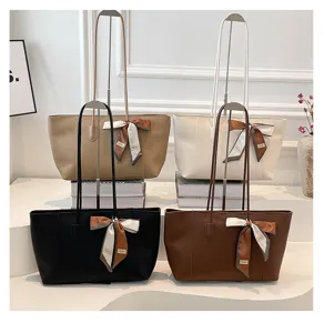 Vista dettagliata della borsa a spalla tote minimalista tinta unita da donna con nastro.