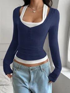 Top a manica lunga finto due pezzi donna Y2K vestibilità slim scollo a U Henley dettaglio.