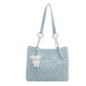 Schicke Blümchen-Stofftasche für Damen, große Umhängetasche mit süßem Plüsch-Hundeanhänger.