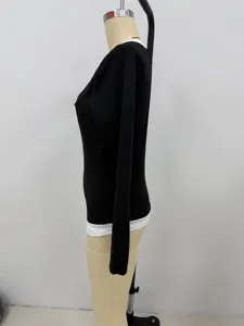 Vista laterale della maglietta a maniche lunghe nera slim fit stile Y2K finto due pezzi donna.