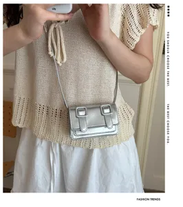 Modische silberne Mini Umhängetasche für Damen, schicke kleine quadratische Schultertasche.